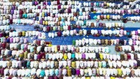 Penampakan ratusan umat Muslim di Palembang menunaikan salat Istisqa (minta hujan) di halaman Griya Agung, Palembang, Selasa (27/8/2019).