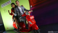 Lalu jangan lupakan varian entry level Vespa yang ditawarkan di Indonesia, yakni Vespa 125 i-get. Warnya terbilang berani dengan nuansa ngejreng dan berjiwa muda. Varian Vespa LX sat ini dijual 39,5 juta (OTR Jadetabek) dan Vespa S dijual Rp 41 juta (OTR Jadetabek). Foto: Grandyos Zafna