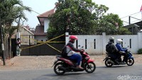 Garis polisi nampak terlihat di depan rumah korban yang terbakar dalam mobil di Sukabumi yang berada di kawasan Lebak Bulus, Jakarta, Selasa (27/8/2019).