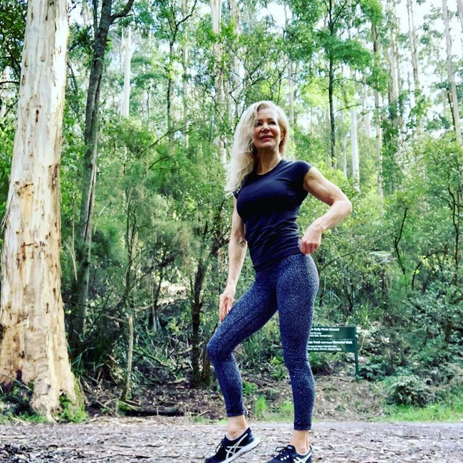 Wanita berusia 63 tahun bernama Lesley Maxwell disebut sebagai contoh yang baik karena menjaga tubuhnya tetap bugar. Sebagai seorang nenek dari tiga anak, Lesley tidak hanya merawat cucunya, tetapi juga tubuhnya sendiri. Foto: Instagram @lesleymaxwell.fitness