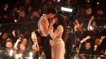 Shawn Mendes Cium Camila Cabello di Atas Panggung
