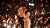 Shawn dan Camila menunjukan banyak kemesraan di atas panggung. Noam Galai/Getty Images