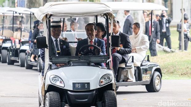 Jokowi Sambut Raja Malaysia, Ajak Keliling Kebun Raya Bogor