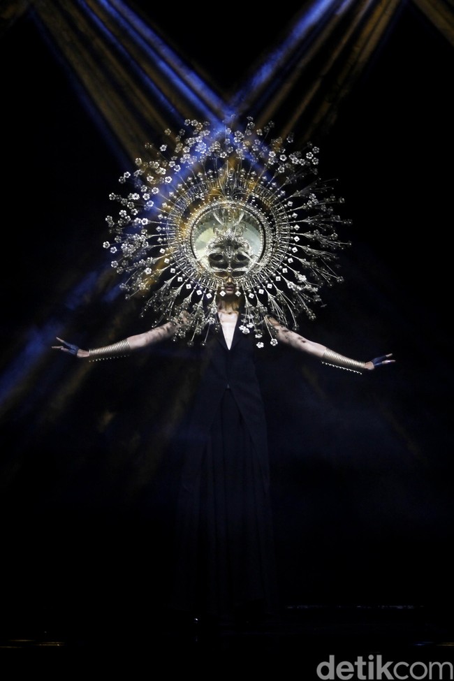 Desiner aksesori Rinaldy Yunardi menampilkan 34 provinsi di Indonesia menjadi aksesori nan megah di peragaan bertajuk Aku Untukmu Indonesia di Hotel Harris. Kelapa Gading. Jakarta. Rabu [21/08/2019]. Foto: Mohammad Abduh/Wolipop