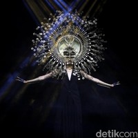 Desiner aksesori Rinaldy Yunardi menampilkan 34 provinsi di Indonesia menjadi aksesori nan megah di peragaan bertajuk Aku Untukmu Indonesia di Hotel Harris. Kelapa Gading. Jakarta. Rabu [21/08/2019]. Foto: Mohammad Abduh/Wolipop