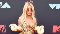 Tana Mongeau saat tiba di MTV VMAs 2019 di New Jersey, AS pada Senin (27/8).  Foto: Jamie McCarthy/Getty Images