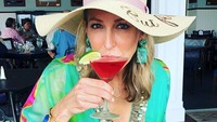 Bahkan banyak penari yang melakukan protes di depan kantornya itu. Dok. Instagram/lara.spencer