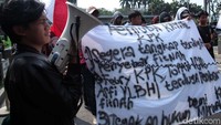 Puluhan orang ini tergabung dalam Pemuda Kawal KPK.