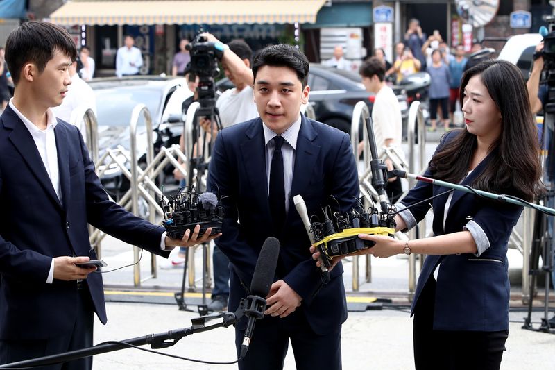 SEOUL, SOUTH KOREA - AUGUST 28: Seungri, formerly a member of South Korean boy band BIGBANG is seen arriving at a police station on August 28, 2019 in Seoul, South Korea. The Seoul Metropolitan Police Agency has booked Seungri, a former member of K-pop boy band BIGBANG and the former CEO of the bands's music label YG Entertainment to question over the charges of gambling in a foreign country and securing the money in violation of South Korean law. (Photo by Chung Sung-Jun/Getty Images)