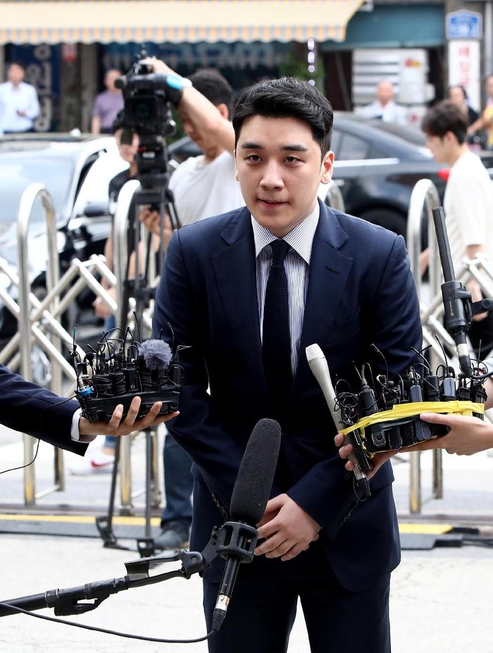 Seungri SEOUL, SOUTH KOREA - AUGUST 28: Seungri, formerly a member of South Korean boy band BIGBANG is seen arriving at a police station on August 28, 2019 in Seoul, South Korea. The Seoul Metropolitan Police Agency has booked Seungri, a former member of K-pop boy band BIGBANG and the former CEO of the bandss music label YG Entertainment to question over the charges of gambling in a foreign country and securing the money in violation of South Korean law. (Photo by Chung Sung-Jun/Getty Images)