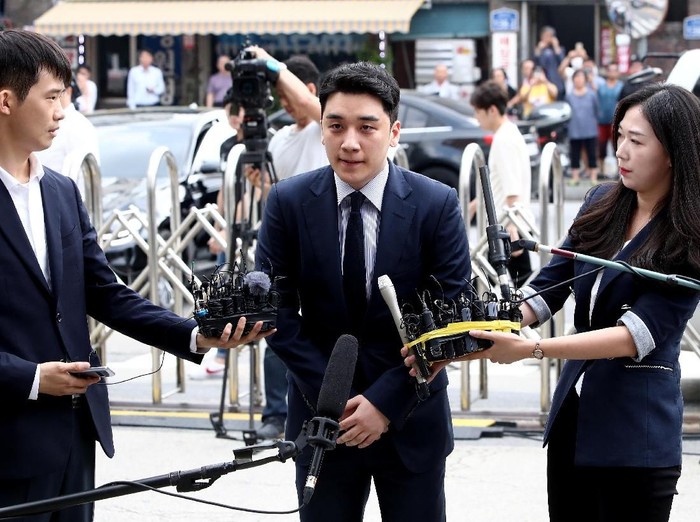 SEOUL, SOUTH KOREA - AUGUST 28: Seungri, formerly a member of South Korean boy band BIGBANG is seen arriving at a police station on August 28, 2019 in Seoul, South Korea. The Seoul Metropolitan Police Agency has booked Seungri, a former member of K-pop boy band BIGBANG and the former CEO of the bandss music label YG Entertainment to question over the charges of gambling in a foreign country and securing the money in violation of South Korean law. (Photo by Chung Sung-Jun/Getty Images)