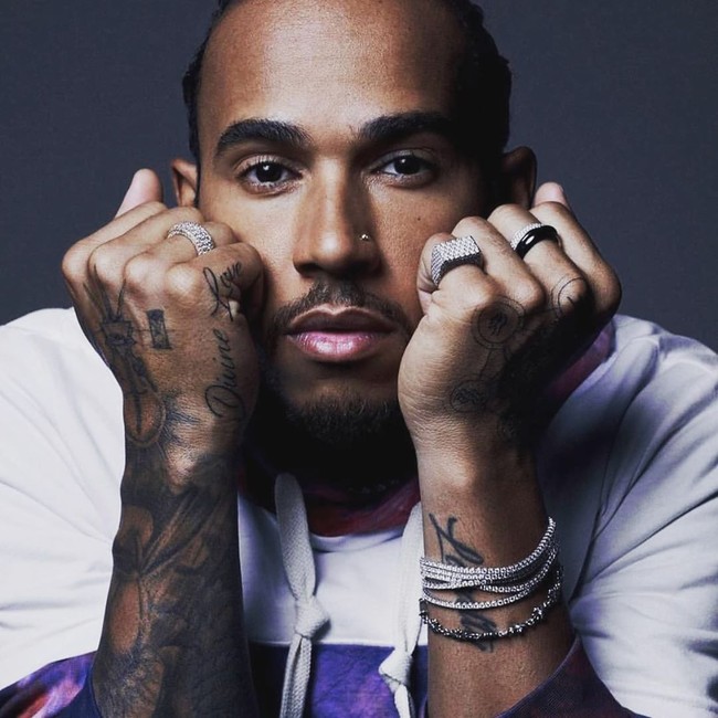 Siapa sangka Gigi Hadid pernah berpacaran dengan pebalap Lewis Hamilton. Hubungan asmara Gigi dan Lewis tak pernah terkonfirmasi. Saat dikabarkan pacaran pada 2015, keduanya tak pernah mengakui ada hubungan cinta. Namun saat Gigi menonton Monaco Grand Prix, Lewis tertangkap kamera memeluknya mesra. Foto: Instagram