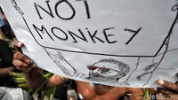Mereka juga membentangkan sejumlah poster selama aksi berlangsung.