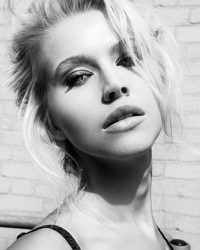 Kini muncul banyak aplikasi kencan untuk memudahkan para jomblo cari pasangan. Namun yang membuat Mayfair ini berbeda adalah para klien akan disaring terlebih dahulu sebelum dijodohkan. Foto: Instagram @emilycoralx