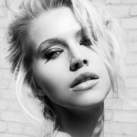 Kini muncul banyak aplikasi kencan untuk memudahkan para jomblo cari pasangan. Namun yang membuat Mayfair ini berbeda adalah para klien akan disaring terlebih dahulu sebelum dijodohkan. Foto: Instagram @emilycoralx