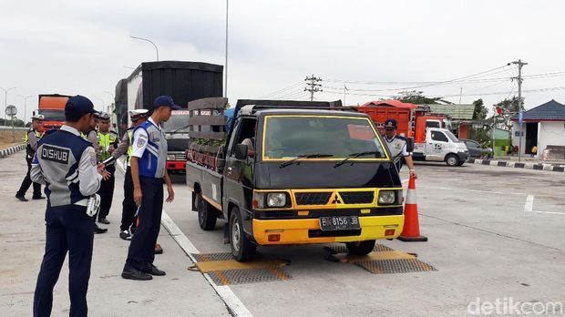 Razia 'Odol' Digelar di Tol Pejagan-Pemalang, Puluhan Truk Ditilang