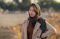 Penampilan Suzy pakai hijab pashmina di drama Vagabond