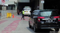 Kendaraan pribadi dilarang melintas di jalur khusus angkutan umum. Mereka harus menggunakan dua lajur lainnya. 