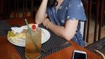 Pesona Cantik Ana Riana Saat Makan Pizza dan Es Krim