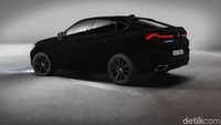 BMW X6 menjadi mobil penumpang pertama di muka bumi yang mendapatkan teknologi cat ini. Foto: BMW