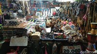 Gantungan kunci dan segala pernak pernik Yogya dijual murah di sini. Bisa kamu temui di sepanjang Jalan Malioboro. (Tasya/detikcom)  