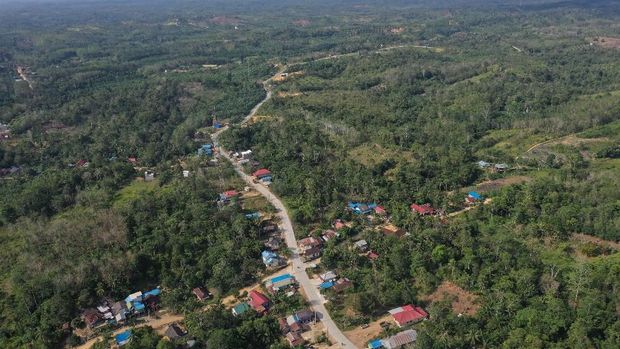 Foto aerial proyek pembangunan jalan Tol Balikpapan-Samarinda yang melintasi wilayah Samboja di Kutai Kartanegara, Kalimantan Timur, Rabu (28/8/2019). Gerbang tol di Samboja akan menjadi salah satu akses masuk ibu kota negara baru dari arah Samarinda dan Balikpapan. ANTARA FOTO/Akbar Nugroho Gumay/wsj.