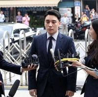 Pada tahun 2019 muncul sebuah skandal yang dinamakan skandal Burning Sun. Skandal tersebut menyeret nama Seungri Big Bang. Seungri diduga telah melakukan penyerangan, kekerasan seksual, peredaran narkoba, dan prostitusi terhadap para pengunjung klub malam Burning Sun miliknya. Tak hanya itu, kabarnya Seungri juga membagikan video dari kamera tersembunyinya melalui group chat. Video tersebut akhirnya menyeret nama-nama sejumlah selebriti lain. Akibat skandal tersebut, Seungri akhirnya memutuskan untuk keluar dari dunia hiburan. Foto: Seungri (Chung Sung-Jun/Getty Images)