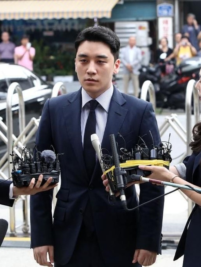 Pada tahun 2019 muncul sebuah skandal yang dinamakan skandal Burning Sun. Skandal tersebut menyeret nama Seungri Big Bang. Seungri diduga telah melakukan penyerangan, kekerasan seksual, peredaran narkoba, dan prostitusi terhadap para pengunjung klub malam Burning Sun miliknya. Tak hanya itu, kabarnya Seungri juga membagikan video dari kamera tersembunyinya melalui group chat. Video tersebut akhirnya menyeret nama-nama sejumlah selebriti lain. Akibat skandal tersebut, Seungri akhirnya memutuskan untuk keluar dari dunia hiburan. Foto: Seungri (Chung Sung-Jun/Getty Images)