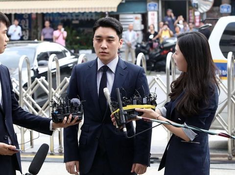 SEOUL, SOUTH KOREA - AUGUST 28: Seungri, formerly a member of South Korean boy band BIGBANG is seen arriving at a police station on August 28, 2019 in Seoul, South Korea. The Seoul Metropolitan Police Agency has booked Seungri, a former member of K-pop boy band BIGBANG and the former CEO of the bands's music label YG Entertainment to question over the charges of gambling in a foreign country and securing the money in violation of South Korean law. (Photo by Chung Sung-Jun/Getty Images)