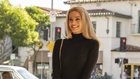 Debra bahkan turut meminjamkan perhiasan milik mendiang untuk digunakan dalam syuting film tersebut. Dok. Sony Pictures Entertainment