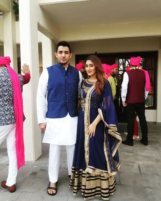 Kebetulan pula, anak tiri dari politikus Fadel Muhammad itu memang menyukai film Bollywood dan budaya India. Tak jarang, ia kerap mengenakan pakaian tradisional India untuk acara-acara tertentu.  Foto: dok. Instagram