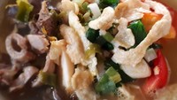 Biasanya penjaja bubur ayam juga menyediakan hati dan ampela ayam rebus yang diiris kasar. kalau ditambah jeroan rasanya makin enak. Foto : Instagram @susanti_effendi