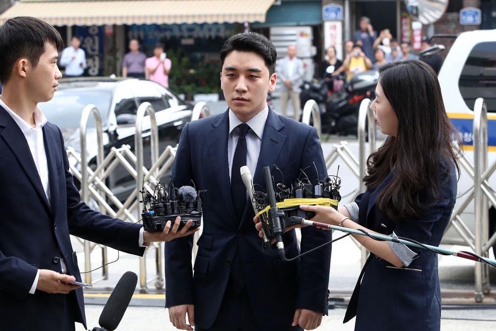 SEOUL, SOUTH KOREA - AUGUST 28: Seungri, formerly a member of South Korean boy band BIGBANG is seen arriving at a police station on August 28, 2019 in Seoul, South Korea. The Seoul Metropolitan Police Agency has booked Seungri, a former member of K-pop boy band BIGBANG and the former CEO of the bands's music label YG Entertainment to question over the charges of gambling in a foreign country and securing the money in violation of South Korean law. (Photo by Chung Sung-Jun/Getty Images)