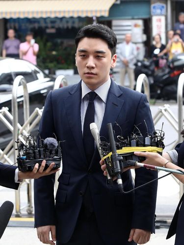 SEOUL, SOUTH KOREA - AUGUST 28: Seungri, formerly a member of South Korean boy band BIGBANG is seen arriving at a police station on August 28, 2019 in Seoul, South Korea. The Seoul Metropolitan Police Agency has booked Seungri, a former member of K-pop boy band BIGBANG and the former CEO of the bands's music label YG Entertainment to question over the charges of gambling in a foreign country and securing the money in violation of South Korean law. (Photo by Chung Sung-Jun/Getty Images)