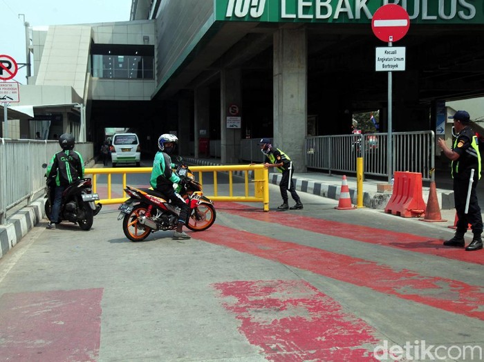 Suku Dinas Perhubungan Jakarta Selatan melakukan uji coba kanalisasi angkutan umum di bawah stasiun MRT Lebak Bulus, Rabu (28/8/2019).