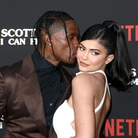 Kylie dan Travis juga mendapat kesempatan untuk foto berdua. Momen tersebut lantas dimanfaatkan mereka berdua untuk pamer kemesraan. (Foto: Getty Images)