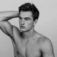 Tyler Cameron dikenal sebagai model dan bintang reality show The Bachelorette. Dia dikabarkan pacaran dengan Gigi setelah tertangkap kamera terlihat bersama pada Minggu (4/8/2019) di Soho House Brooklyn. Dan saat after party MTV VMA 2019 akhir pekan kemarin, untuk pertamakalinya Gigi dan Tyler berciuman di depan publik.Foto: Instagram @tylerjcameron3