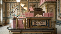 Bagi penikmat film dengan hasil sinematografi yang menawan. Pasti ingat dengan Mendls Bakery yang ada di film The Grand Budapest, toko kue ini aslinya bernama Dresdner Molkerei Gebrüder Pfund di Jerman dan masih buka hingga sekarang. Foto: Istimewa