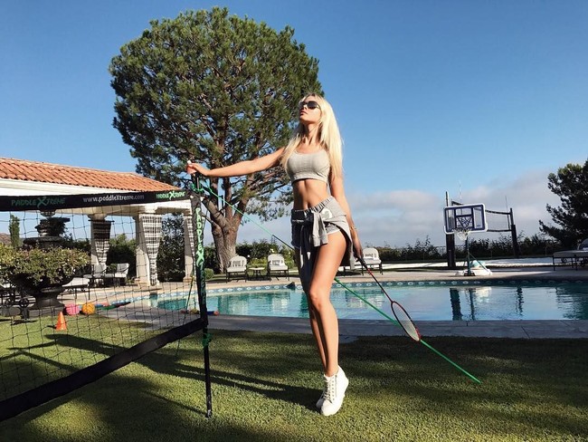 Selain aplikasi kencan, wanita 27 tahun tersebut juga memiliki brand busana. Foto: Instagram @emilycoralx