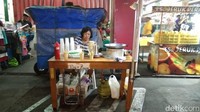 Kalau ingin ngemil, ada berbagai macam jajanan di sini. Bisa untuk isi perut setelah lelah berbelanja. (Tasya/detikcom)  