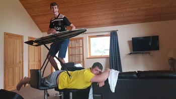 Tidak perlu keluar rumah untuk mencoba #extremeironing. Foto: sadanduseles