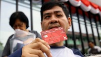 Seorang warga menunjukkan kartu penyandang disabilitas Jakarta (KPDJ) di GOR Matraman, Jakarta Timur, Rabu (28/8/2019) yang baru diterimanya.