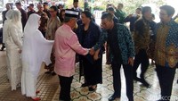 Yang Dipertuan Agong XVI Al-Sultan Abdullah Riayatauddin Al Mustafa Billah Shah yang mengenakan baju khas Melayu berwarna merah muda dan berkopiah datang dengan mengajak serta keluarganya.