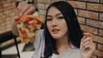 Pesona Cantik Ana Riana Saat Makan Pizza dan Es Krim