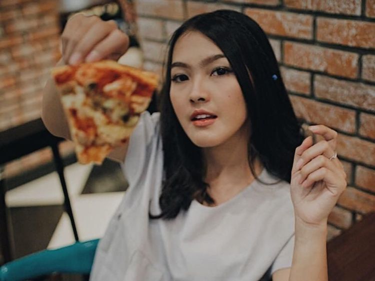 Pesona Cantik Ana Riana Saat Makan Pizza dan Es Krim