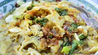 Sentuhan akhir bumbu Samarinda yang tak boleh dilupakan adalah emping melinjo yang diremas. Setelah terendam kuah dan jadi lembek, rasanya lebih enak. Foto : Instagram @candu.makan