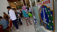 Gubernur DKI Jakarta Anies Baswedan mulai membagikan kartu penyandang disabilitas Jakarta (KPDJ) di GOR Matraman, Jakarta.