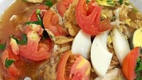 Topping dan isian melimpah membuat bubur ayam Samarinda mengenyangkan. Kalau di pulau Jawa orang mungkin menyebutnya sebagai Bubur Sop. Foto : Instagram @christin_leoni
