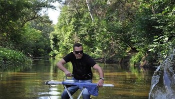 Mungkin lain kali ke sungai tidak melulu memancing, coba menyetrika. Foto: sadanduseles