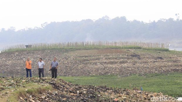 Melihat Kemunculan 'Pulau Sampah' Saat Sungai Citarum Mengering
